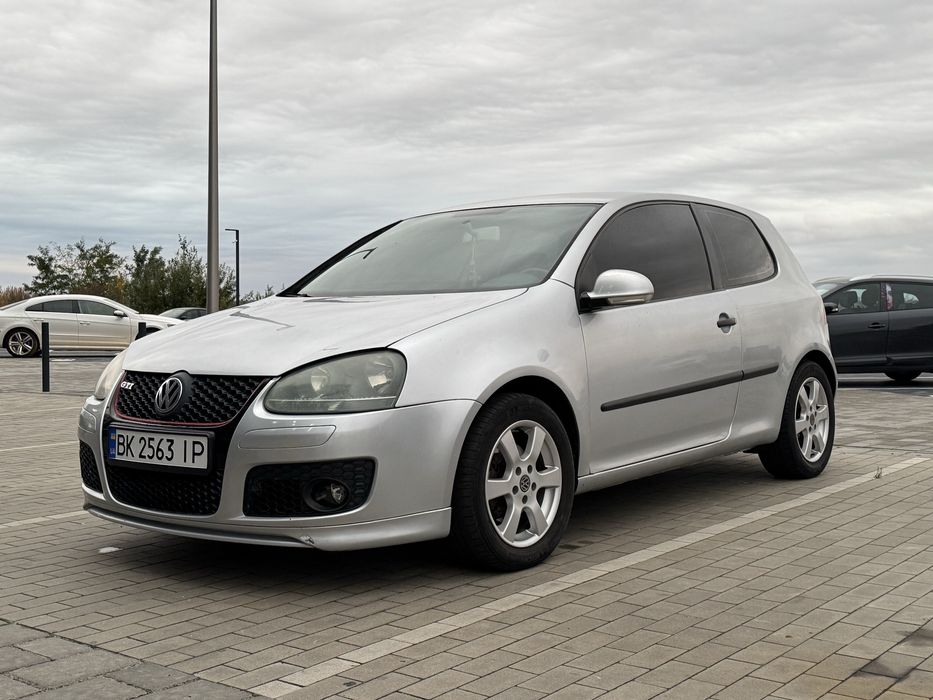 Продається Volkswagen Golf 5 Coupe 2003 року з мотором 1.6 FSI та механічною коробкою передач. Автомобіль у гарному технічному стані, не димить, все працює — двигун заводиться, щеплення у нормі, ходова перевірена. Кузов сріблястий метал. Обслуговував авто регулярно: змінювались всі рідини, фільтри. Авто знаходиться у Рівному. За додатковою інформацією та фото звертайтеся у повідомлення.

Торг