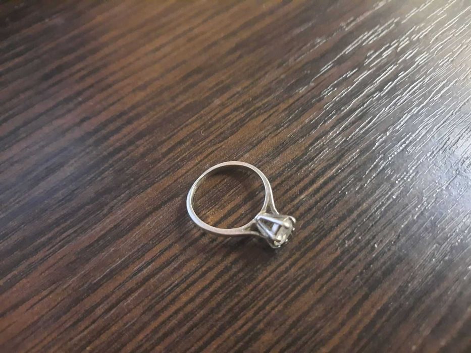 Кольцо с белым камушком колечко бижутерия