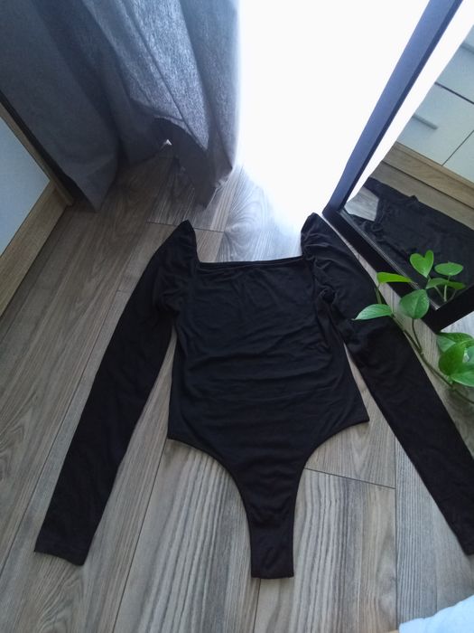 Czarne body z kwadratowym dekoltem