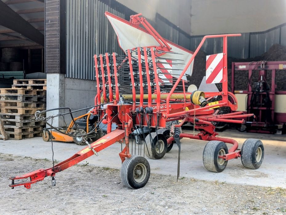 Zgrabiarka Kuhn 4121  piękna  !