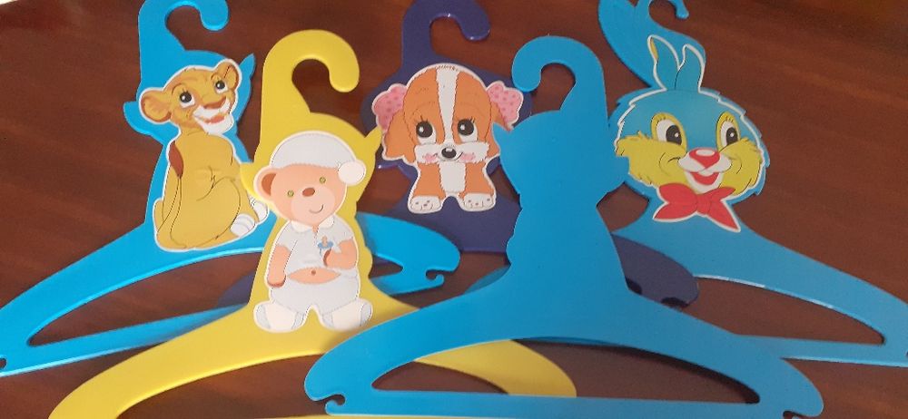 Cabides, cruzetas de criança.