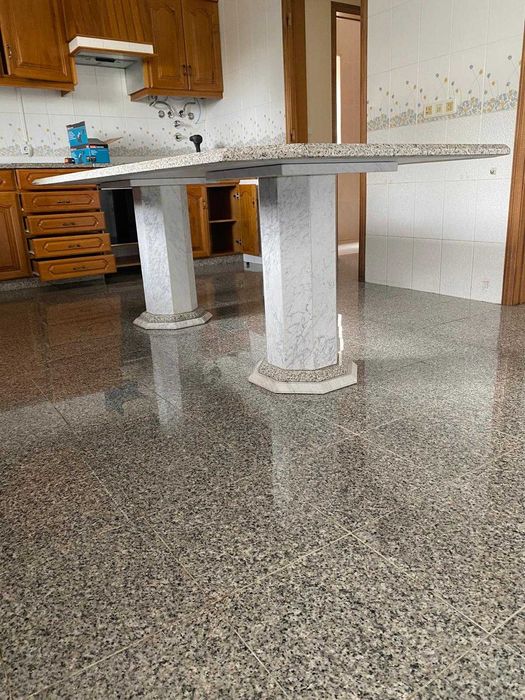 Mesa de mármore e granito