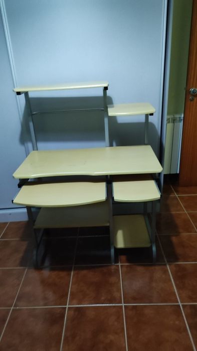 Secretária de computador/estudante