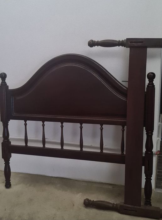 Cama de solteiro e 2 mesas de cabeceira