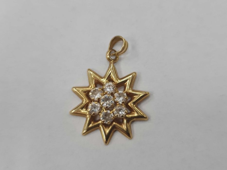 Złoty wisiorek damski/ Gwiazdka/ 750/ 2.21 gram/ Cyrkonie