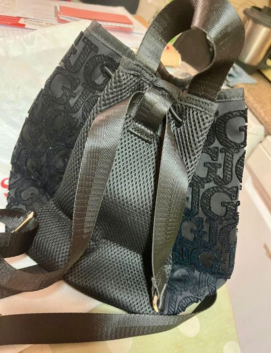 Mochila Guess toda bordada