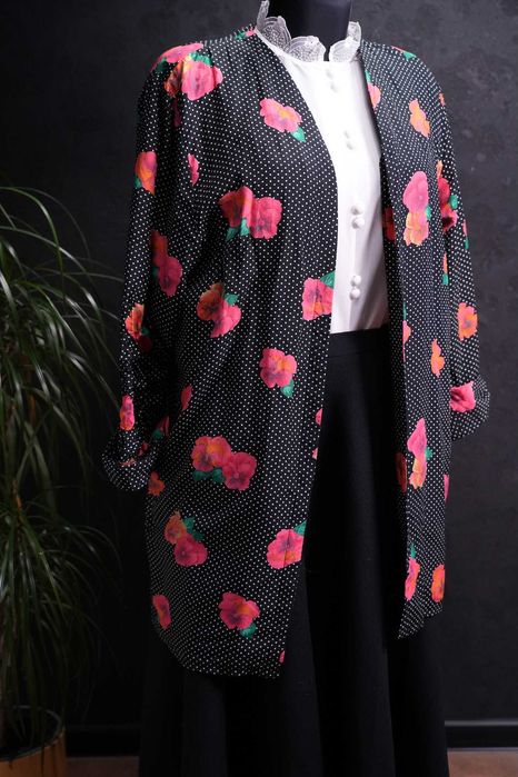 Czarno-kropkowana narzutka, kimonowa marynarka w neonowe bratki