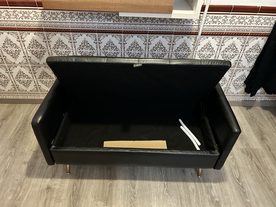 Sofá de 2 lugares preto com arrumação