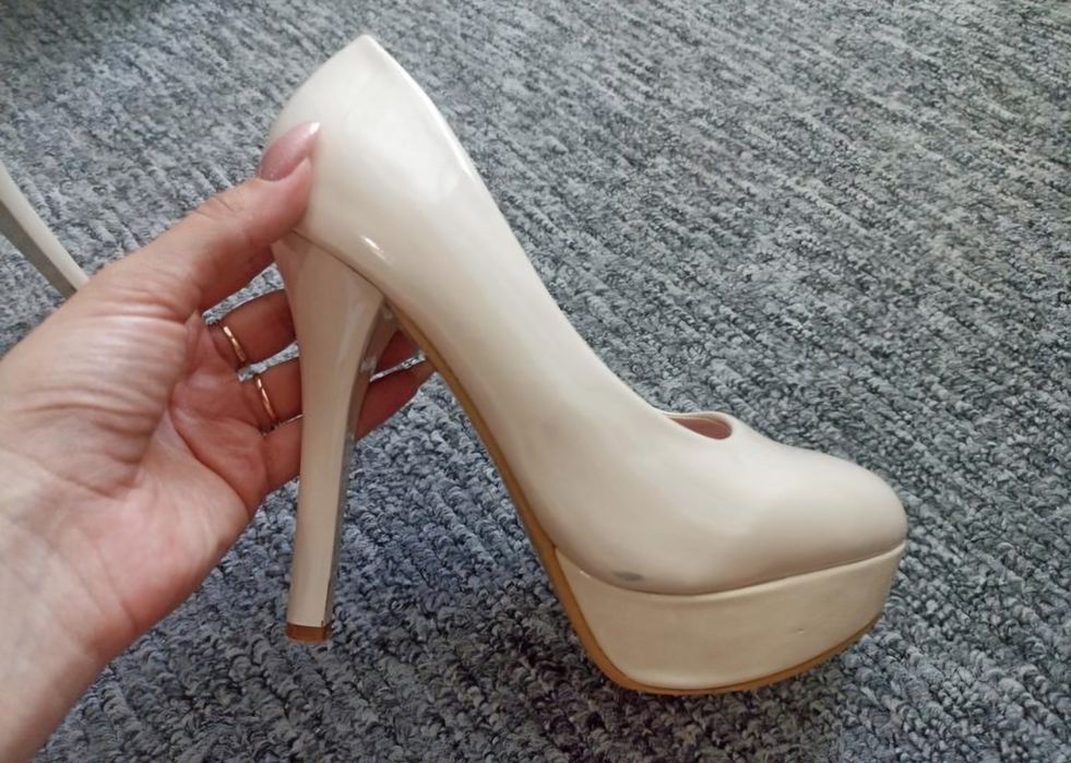 Гарні бежеві туфлі