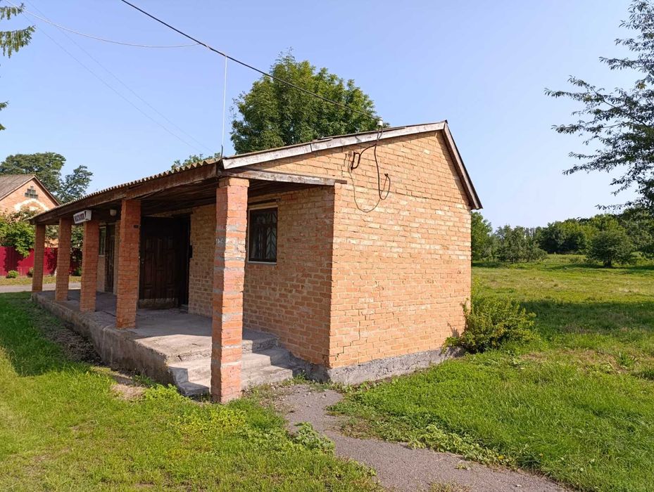 Продам магазин в центрі села Великі Крушлинці площею 35,1 кв.м.