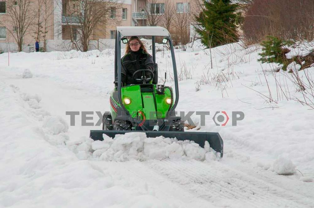 Універсальний мінінавантажувач Авант Avant, модель 220-та.