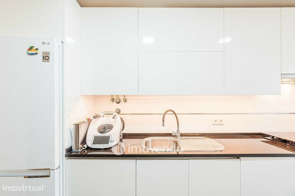 Apartamento T2 remodelado, com cozinha semi-equipada, em Cascais