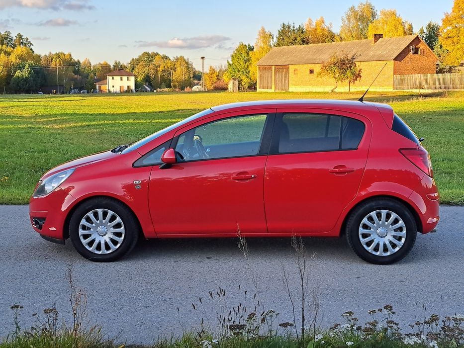**Opel **Corsa**1.4**Bezyna **2010**Rok **