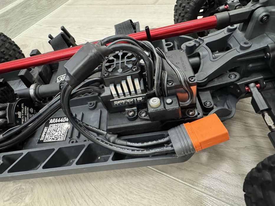 Машинка на радиоуправлении Arrma 1/8 MOJAVE 4S 4X4