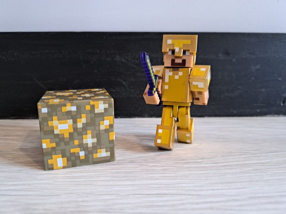 Figurka Minecraft - Steve w złotej zbroi