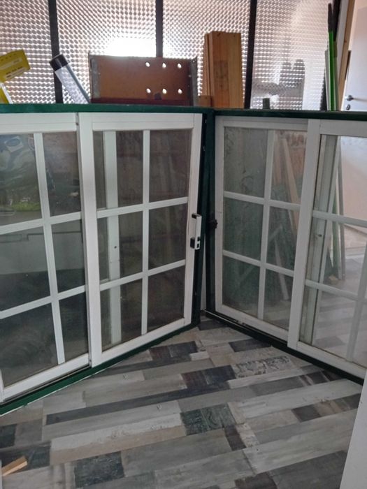 Janelas de alumínio de correr + janela pequena – Verde e Branco