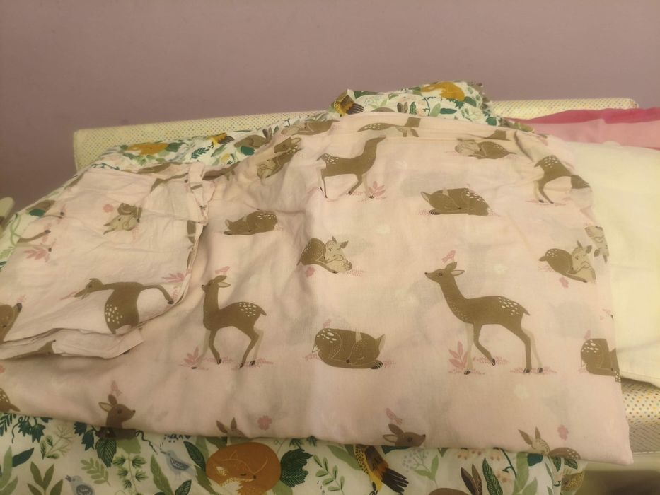 Berço ou cama de bebé com proteção, colchão edredom e roupa de cama