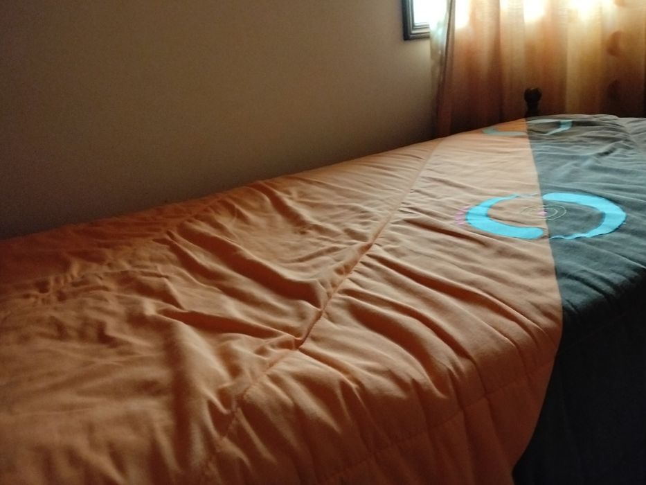 Cama e mesinha de cabeceira