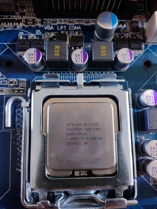 2 Motherboards e dois cpus socket LGA 775