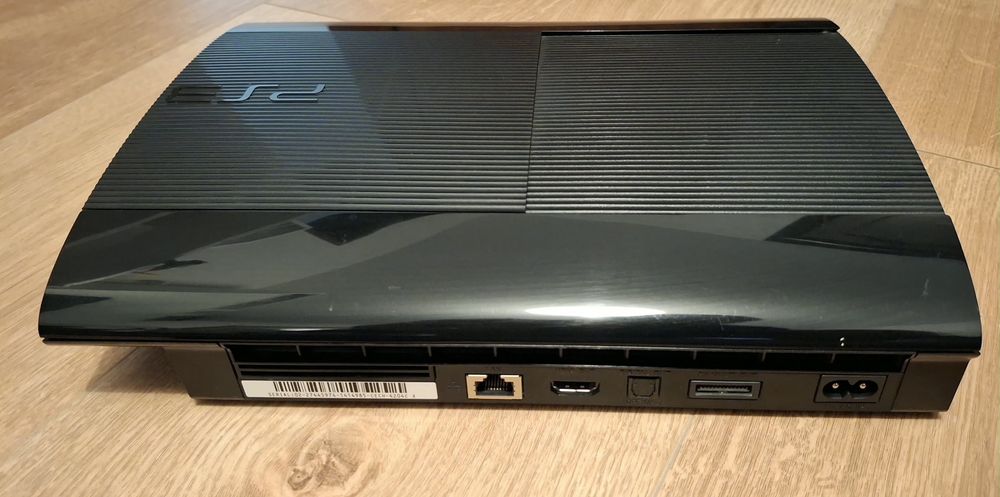 PlayStation 3 (PS3) Super Slim  500GB + Comando + 7 Jogos