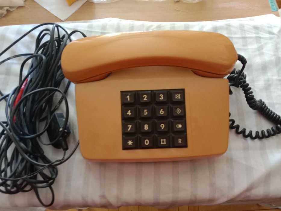 Телефон кнопочный