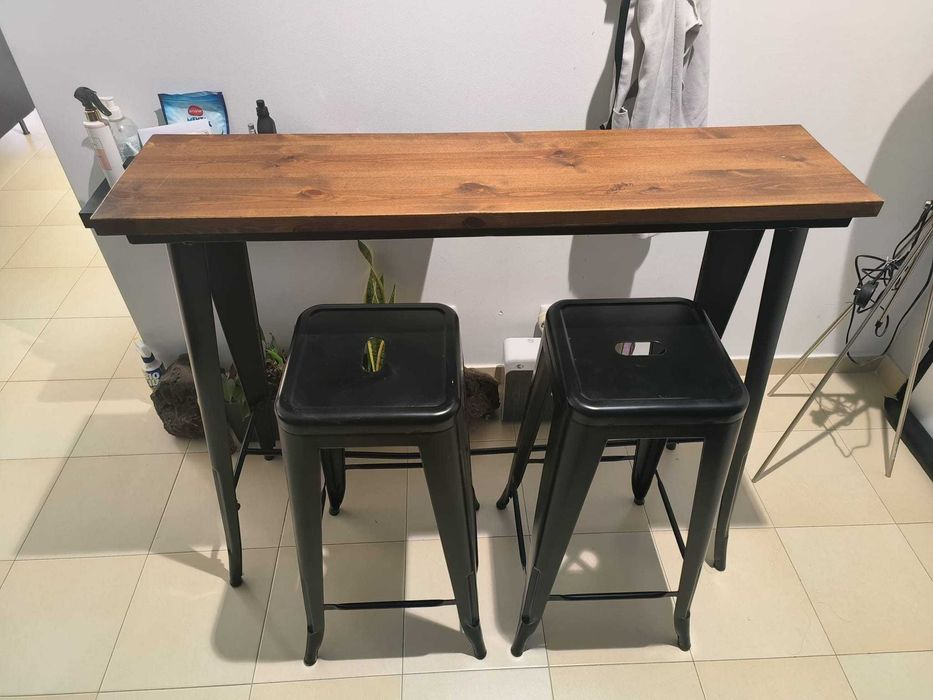 Mesa alta com tampo de de madeira natural e duas cadeiras