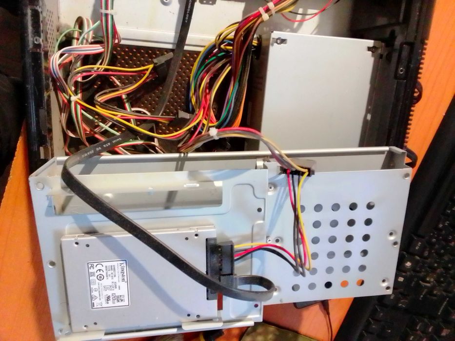 Крутий корпус для пк з блоком питания на 400Ват.