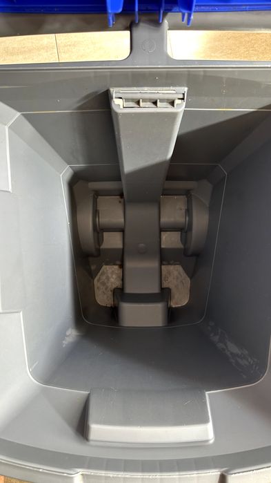 Conteneur de 60 litres avec couvercle et roulettes Domplex ITC