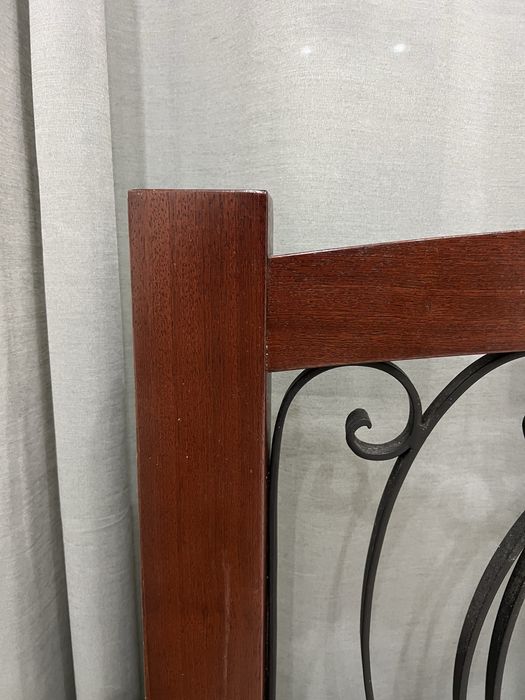 Cama de Solteiro com colchão incluído em Madeira Cor Mogno com Cabeceira em Ferro – Excelente Estado
