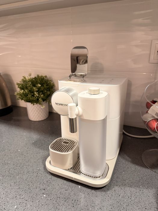 Máquina de Café DELONGHI Nespresso Lattissima One