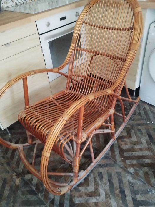 Fotel bujany wiklinowy do renowacji