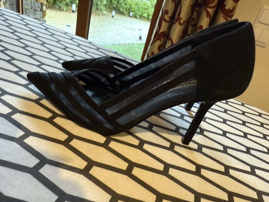 Sapatos novos com etiqueta