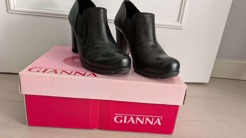 Botins pretos pele