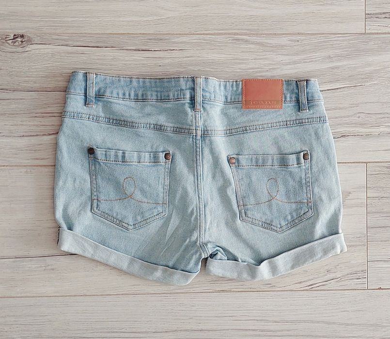 Nowe krótkie spodenki jeans