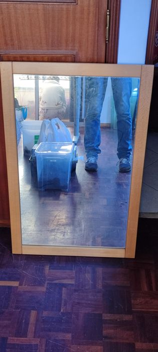 Espelho com moldura de madeira