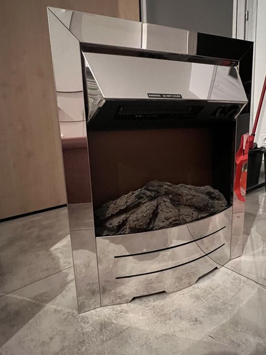 Kominek elektryczny z funkcją grzania