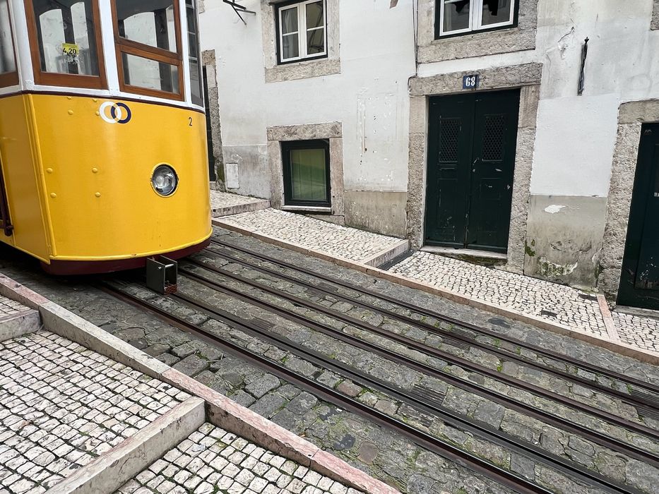 Arrenda-se estabelecimento comercial na Rua da Bica