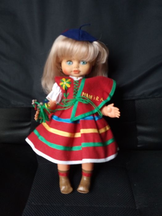 Bonecas em porcelana e uma da madeira