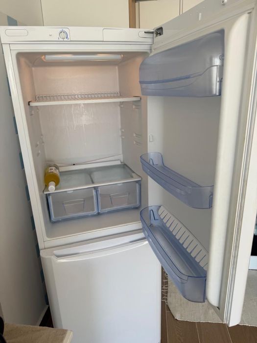 Frigorífico Combinado Indesit Branco.