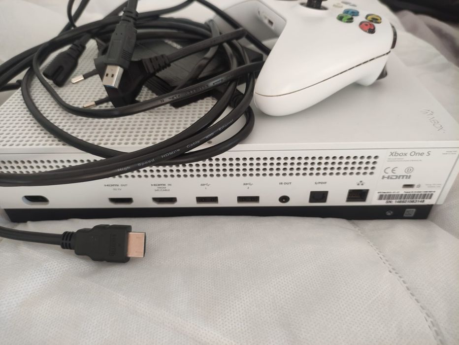 Xbox One S 500GB + 2 jogos + Disco Externo 1TB