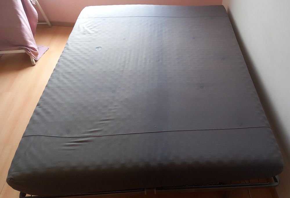 Sofá-cama com estrutura metálica