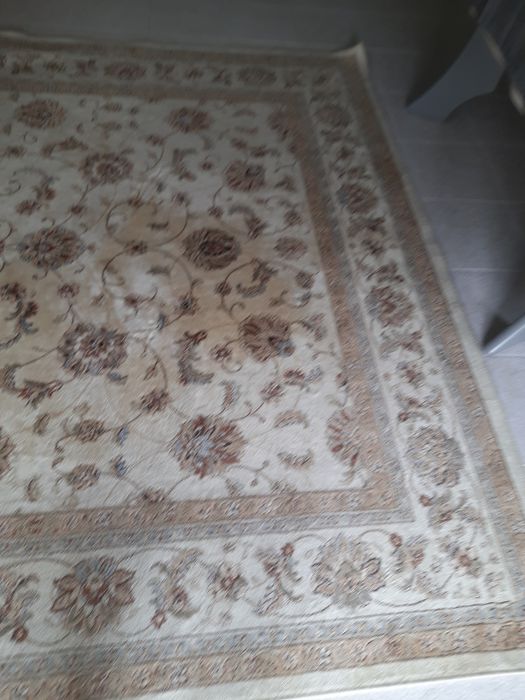 Carpete em tons de dourado