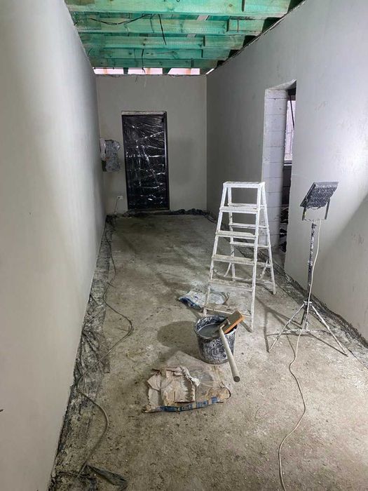 Машинна  штукатурка стін 220/380 гіпсова та цементно-вапняна