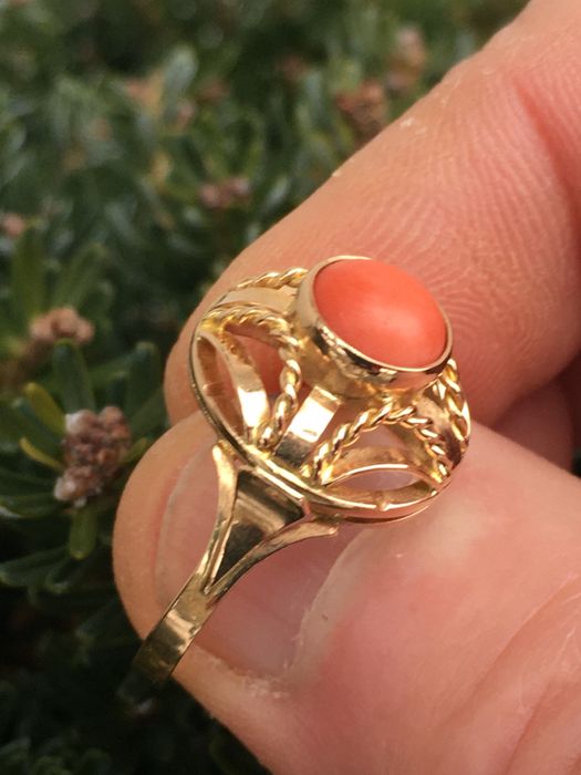 Pierscionek 14k złoty kopułka naturalny koral.