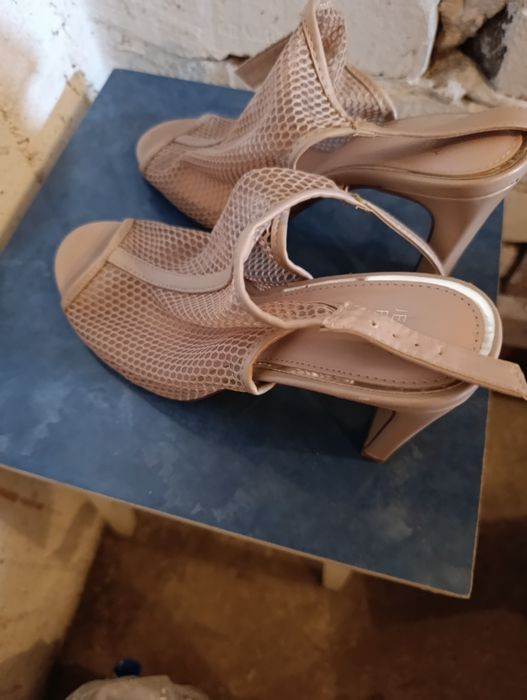 Buty na obcasie beżowe