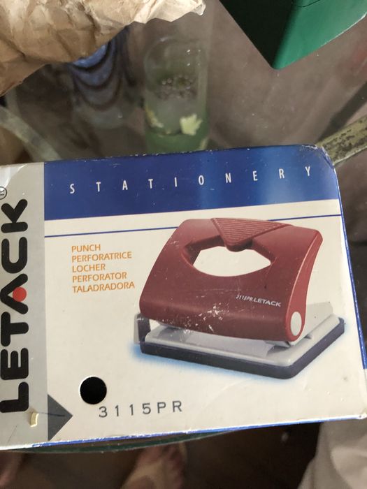 Дырокол,  канцтовары.