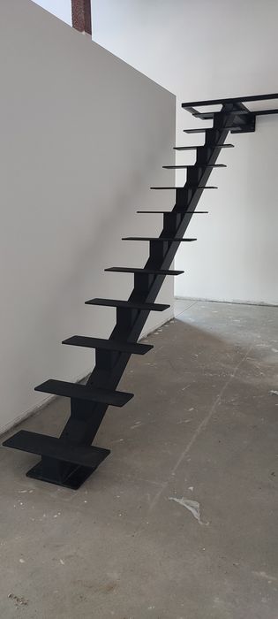 Schody stalowe wewnętrzne schody dywanowe  policzkowe