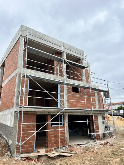 Alugo andaimes com montagem