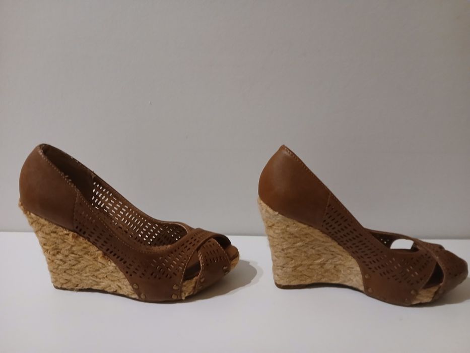 Sapato castanho aberto e com cunha