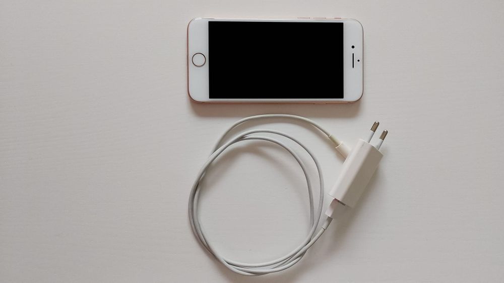 iPhone 8 em cor-de-rosa com 64 GB de memória